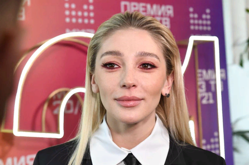 «Мы загнемся от посредственности!»: Настя Ивлеева оправдалась за развратную вечеринку