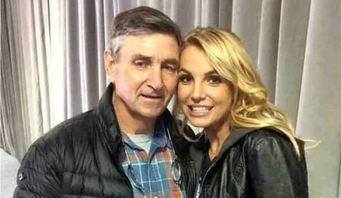 Отца Бритни Спирс после ампутации ноги сняли на улице в инвалидной коляске