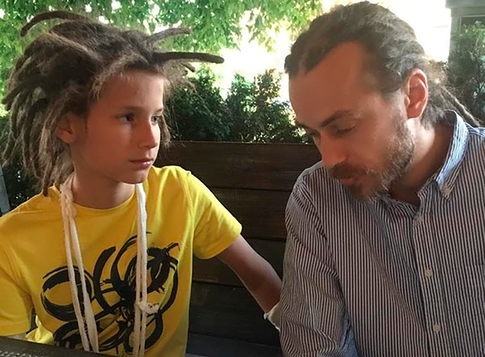 Отец Децла отрекся от его сына: «Нет у меня внука»