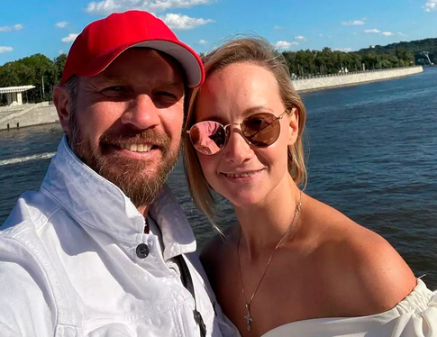 Жена тяжелобольного Костомарова впервые высказалась о его лечени