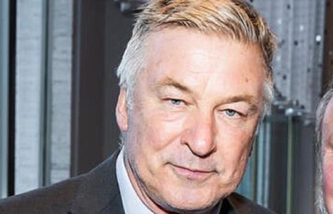 Алеку Болдуину официально предъявлено обвинение в убийстве: вот что ему грозит