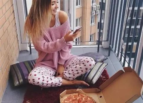 Удобно, стильно, привлекательно: 5 идеальных нарядов для дома