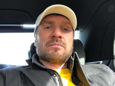 У Костомарова стала синеть рука