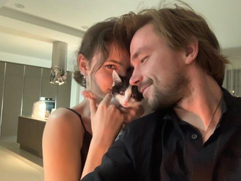 Милославская прокомментировала новости о их тайной помолвке с Петровым