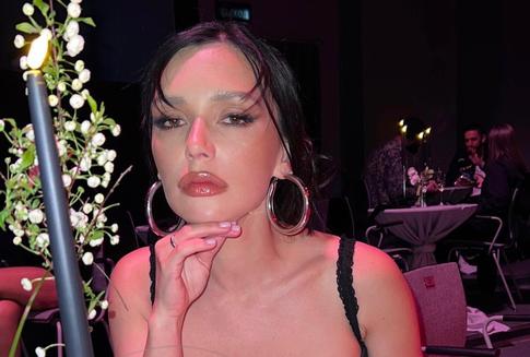 Серябкина похвасталась фигурой в прозрачном платье