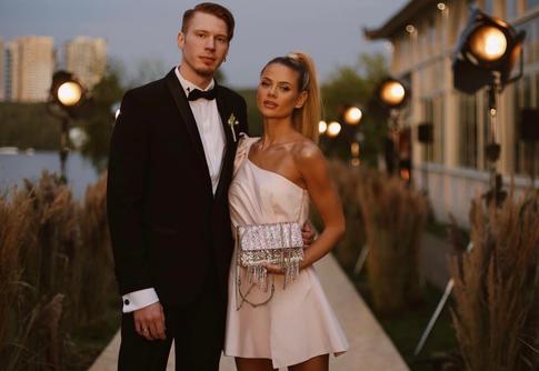 Никита Пресняков в одних трусах поздравил жену с днем рождения