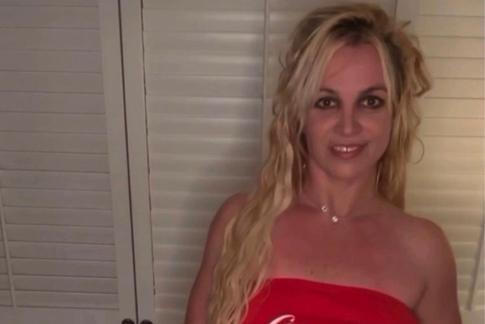 Фитнес-тренер довела Бритни Спирс до слез: «Щипала кожу на животе и ногах»