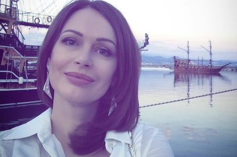 Молчать нельзя: звезды, столкнувшиеся с домогательствами