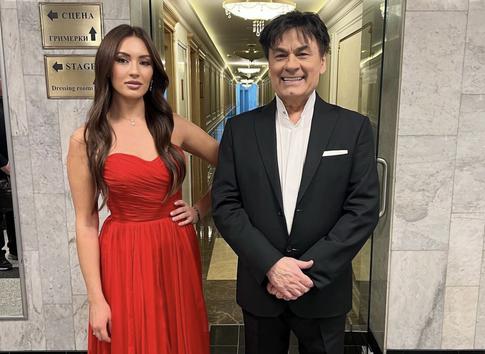 На фоне конфликта с матерью Мишель Серова встретилась с отцом