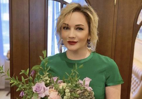 «Баба на чайнике»: стала известна стоимость свадебного платья Булановой