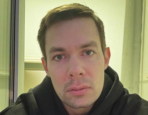 Оказавшийся в больнице из-за проблем с сердцем Стас Пьеха поделился фото в датчиках