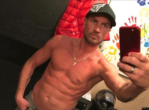 Поднимает сына на руки: Костомаров встретил детей с отдыха