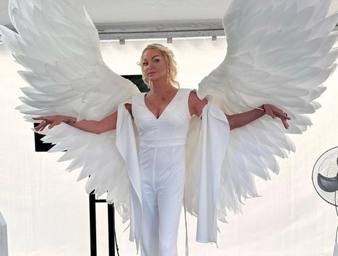 «Чуть не улетела»: В Сети раскритиковали наряд Волочковой