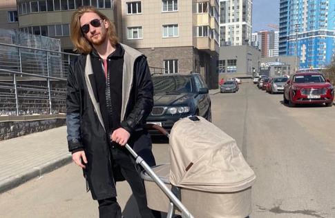 Певец Ivan поделился новым кадром с новорожденной дочкой