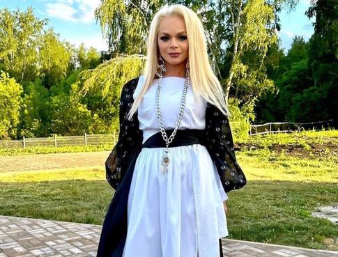 Гузеева поддержала Долину, которую раскритиковали за ее стиль: «Платье из парашюта сшито?»