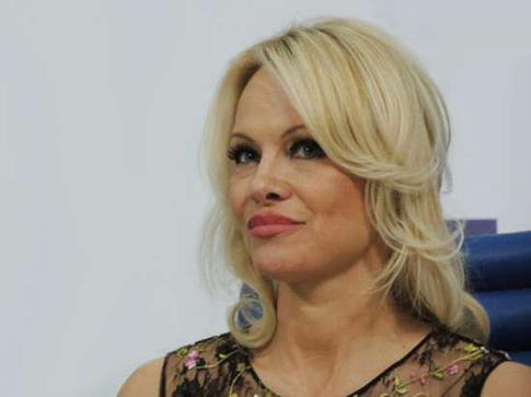 56-летняя Памела Андерсон пришла на модный показ без макияжа