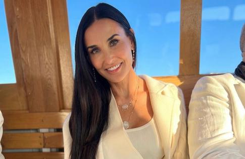 Прозрачное платье подвело Деми Мур на парижской Неделе моды