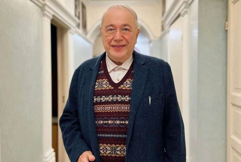 Одинокого Евгения Петросяна сняли в пивной со стаканом пенного