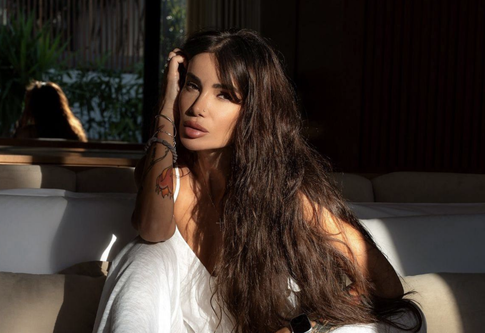 «Лживо и наигранно»: Айза впервые засветила лицо нового избранника