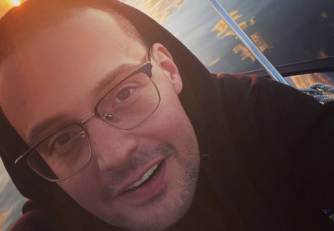 Молодая избранница Гуфа прокомментировала новости о его лечении в рехабе