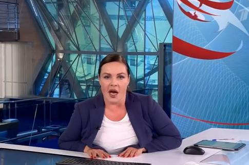 Чудеса самообладания: под Екатериной Андреевой прямо во время эфира сломался стул