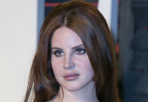 Папарацци заметили Лану Дель Рей на прогулке с мужем-охотником