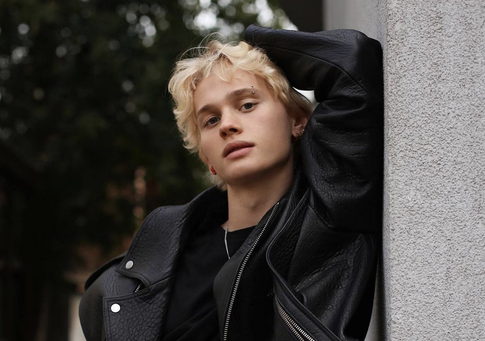 Даня Милохин не помогает своей «бомжующей» после поджога приемной семье