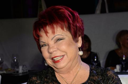 Прокатилась на автобусе: мать Наташи Королевой тайно прибыла в Россию