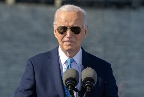 В президента вселился вампир: Джо Байден покусал малышей во время Хэллоуина