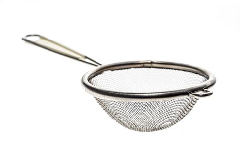 В знак протеста: учительница пришла на урок с дуршлагом на голове