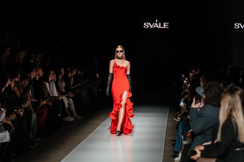 Красное и черное: модный триумф радиоведущей Саши Маслаковой