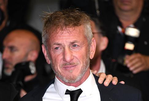 Свидание в Париже: 64-летний Шон Пенн закрутил роман с девушкой сильно младше