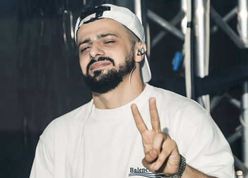 Разбил Mercedes: 24-летний исполнитель хита «Платина» A. V. G попал в ДТП