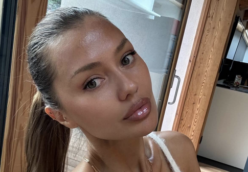 Отметившая юбилей Боня продала кусок праздничного торта за 15 млн рублей