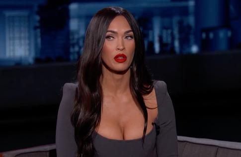 Беременная Меган Фокс вышла в свет в полностью прозрачном платье