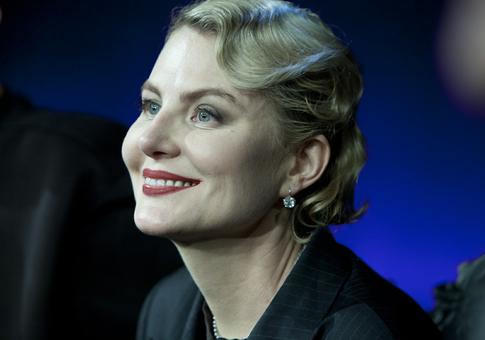 «Покидая Лондон»: Рената Литвинова снялась в платье с открытой спиной