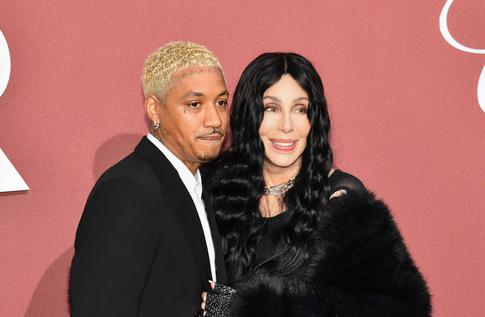 Опустились руки: семья Шер переживает из-за ее отношений с молодым рэпером