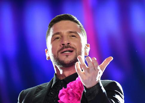 Похудевший на 7 кило Лазарев облачился в костюм мыши и обратился к фанатам