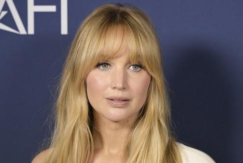 Беременная Дженнифер Лоуренс появилась на мероприятии в элегантном наряде