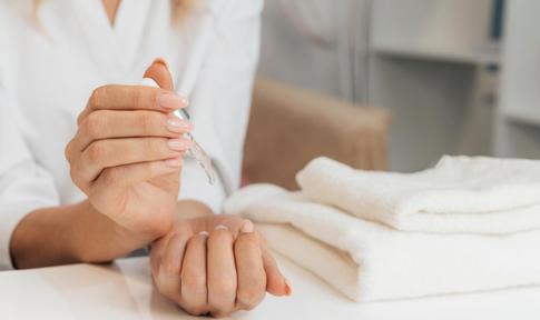 Голые ногти: как сделать новогодний маникюр без покрытия