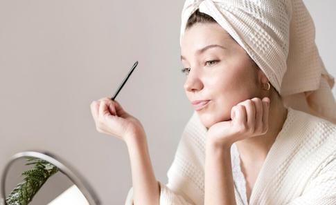 Как после сорока пяти выглядеть на десять лет моложе: 5 советов от врача