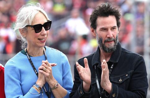 Прижималась к любимому: Киану Ривз вывел в свет 51-летнюю избранницу