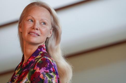 Отказавшаяся от макияжа Памела Андерсон сменила имидж