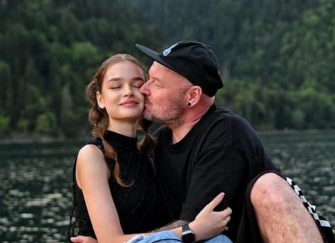 Невеста — в кедах: 49-летний режиссер Горобец сыграл свадьбу с 18-летней актрисой