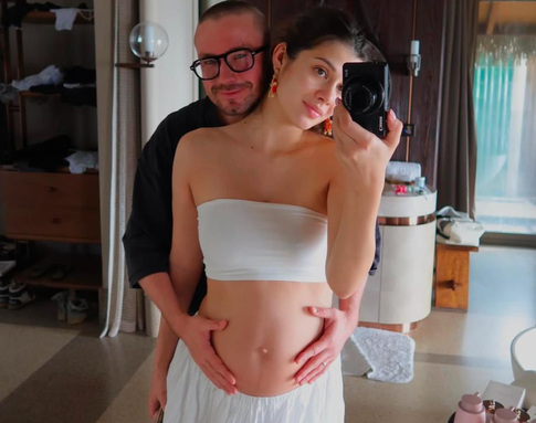 Александр Петров с беременной женой улетели на Мальдивы