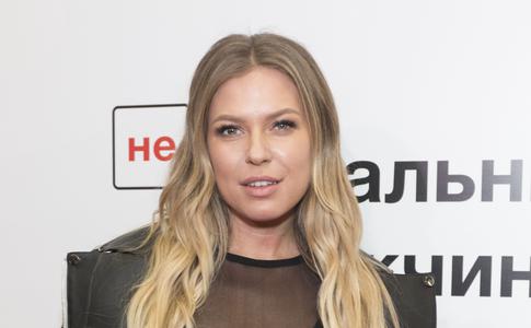 Рита Дакота решила подарить Меган Фокс пару обуви