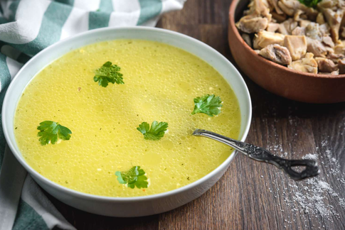 Почему вам нужно пить куриный бульон вместо кофе по утрам