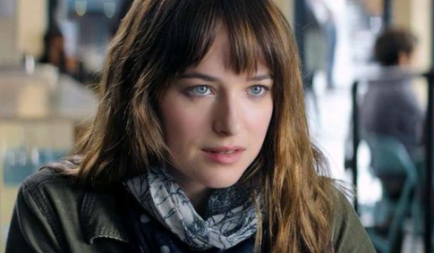 Звезда «50 оттенков серого» Дакота Джонсон появилась на публике в «голом» платье