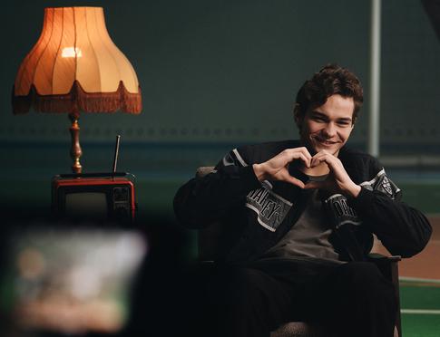 Видеоплатформа NUUM разыгрывает встречу с актером Славой Копейкиным под хэштегом #вессеннийNUUM