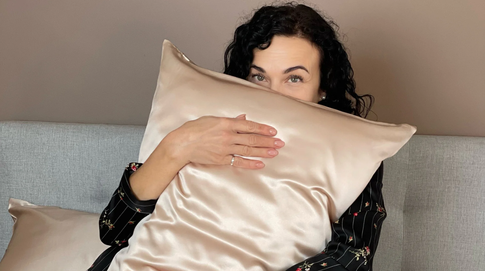 Шелковые наволочки для подушки: так ли они хороши для волос и кожи